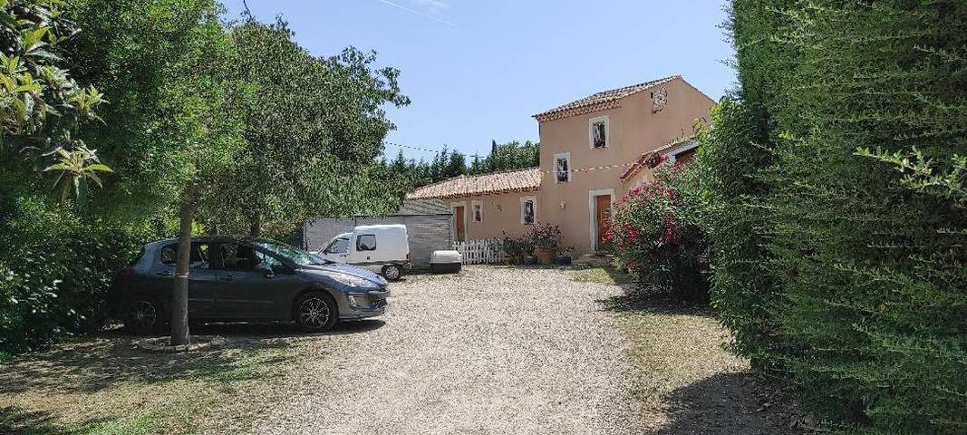 Gîte pour 2 personnes, avec bassin pour enfant et jardin ainsi que vue et piscine à Saint-Andiol - 2