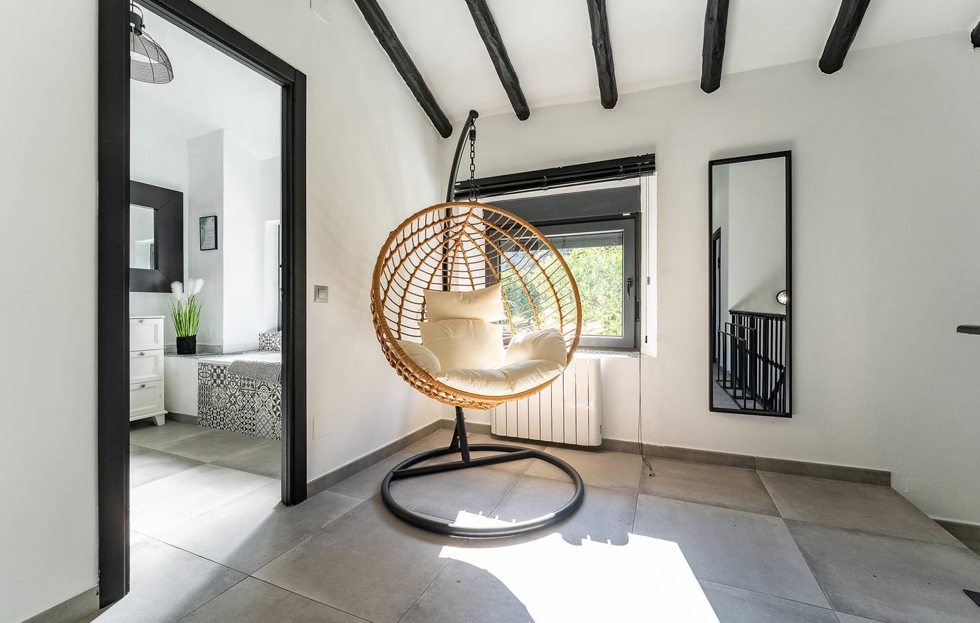 Elegante apartamento de un dormitorio con piscina, cocina y terraza in Casarabonela, Sierra de las Nieves