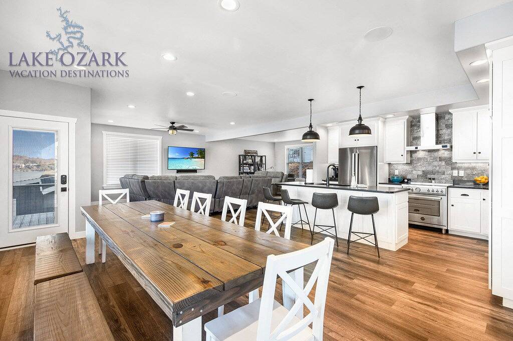 Bare Feet Retreat! Swim Dock, 5 Decks, Elevator, Gaming Room, Bagnell Dam Strip! in Lake Ozark, Lake of the Ozarks