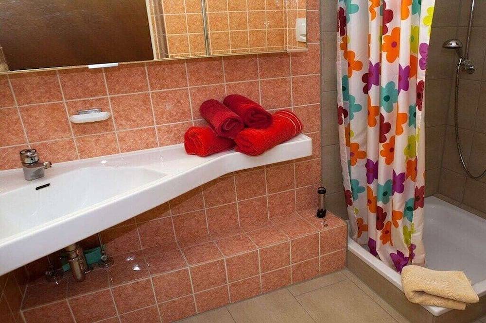 Königsegg mit Hallenschwimmbadzugang in Reichenau, Untersee