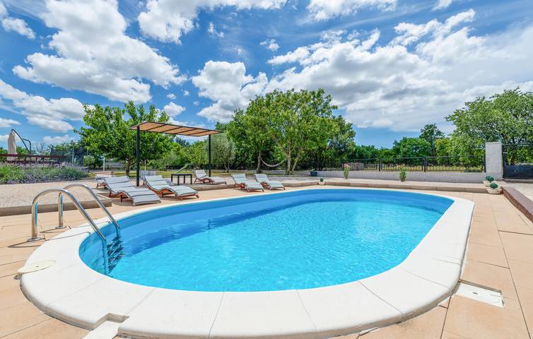 Charmante 171 m² große Wohnung mit Pool, Terrasse und WLAN in Pridraga, Zadar