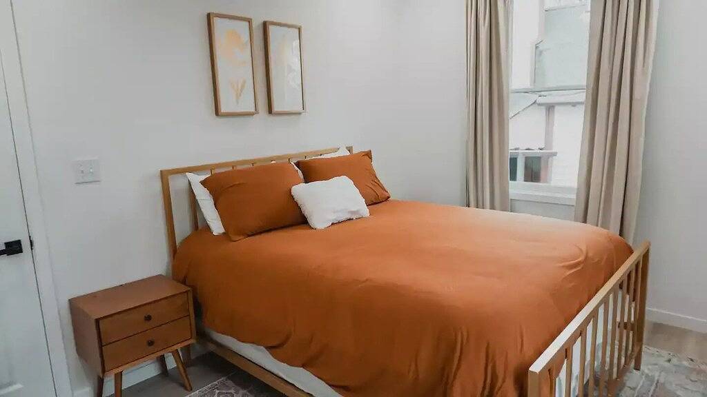 Ganze Wohnung, Modern Downtown Indy Apt - King Bed, Patio & Cute Flower Shop Below in Indianapolis, Indiana