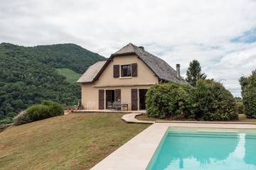 Gîte pour 9 personnes, avec jardin, adapté aux familles à Arthez-d'Asson