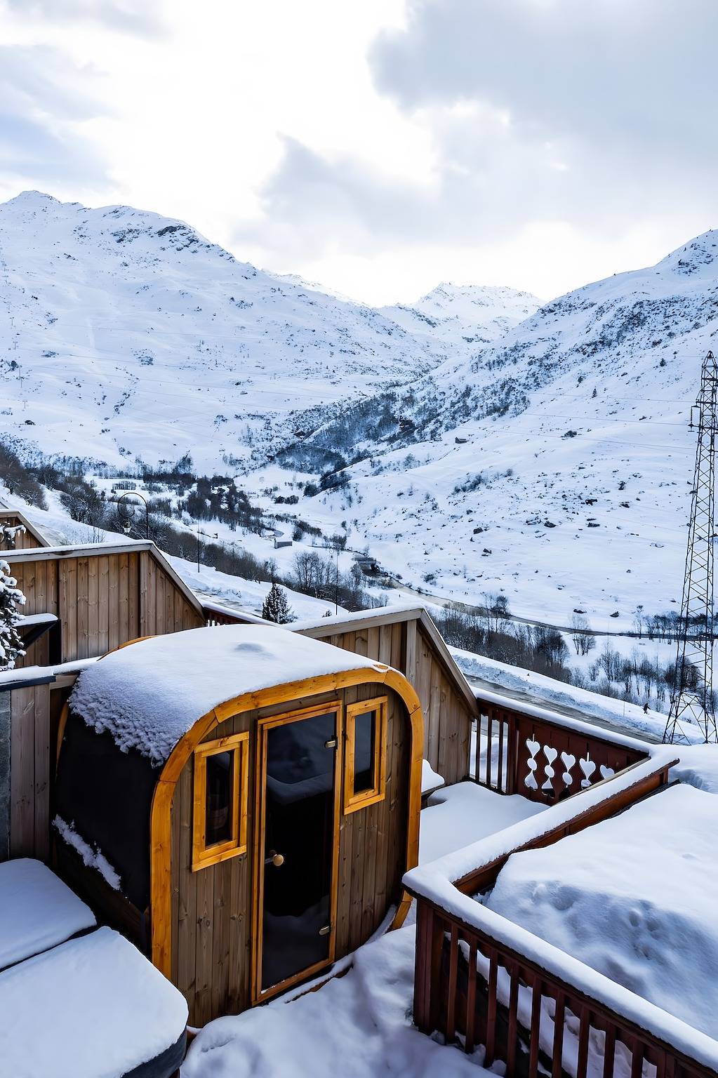 Chalet Delphine – Ski-in/Ski-out, Fireplace, Jacuzzi, Sauna, Comfort & Lake View in Saint-Martin-de-Belleville, Les Trois Vallées
