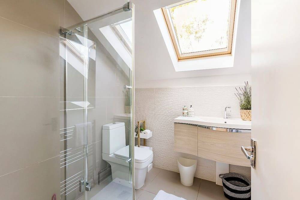 Spacious & Modern 4 Bedroom House in Central Windsor in Windsor, Berkshire