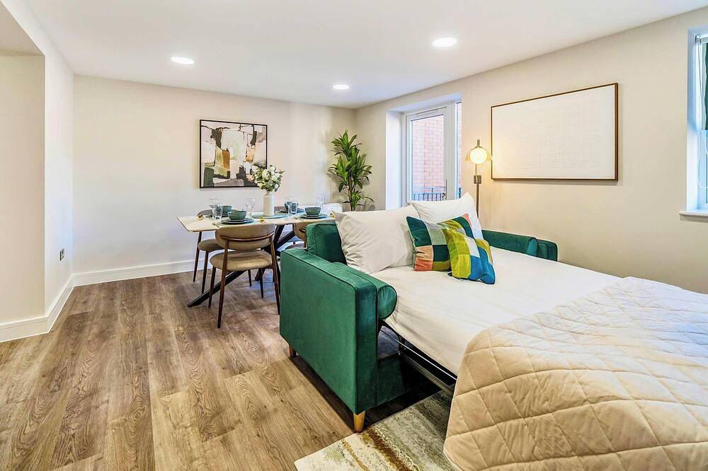 Geheel appartement, Town Center| Contractors/Families | Wifi | Balcony in Rushmoor, Hampshire