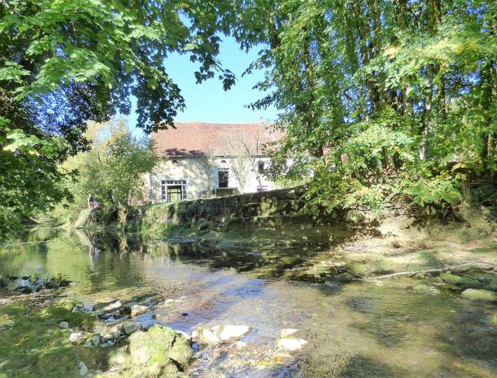 Location de vacances pour 6 personnes, avec Balcon et Terrasse ainsi que Jacuzzi et Jardin dans Nevy-sur-Seille