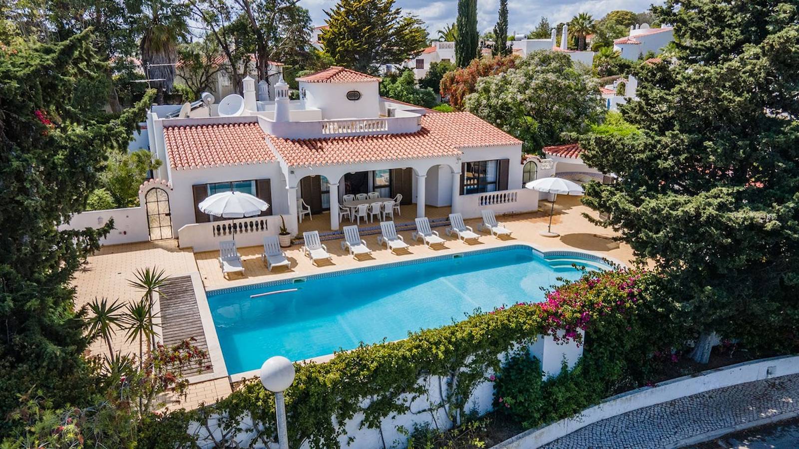 Joana · Stunning Villa Is A 10 Min Walk To The Bea in Carvoeiro, Lagoa