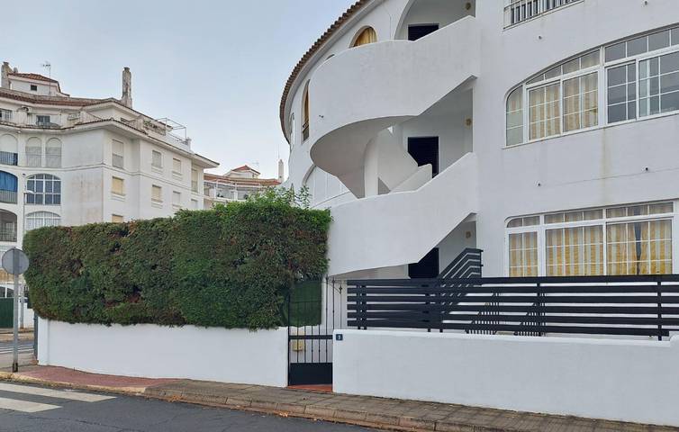 Apartamento vacacional entero, Seaside Haven: 600m de la Playa de la Bota, Piscina y Garaje in El Portil, Punta Umbría