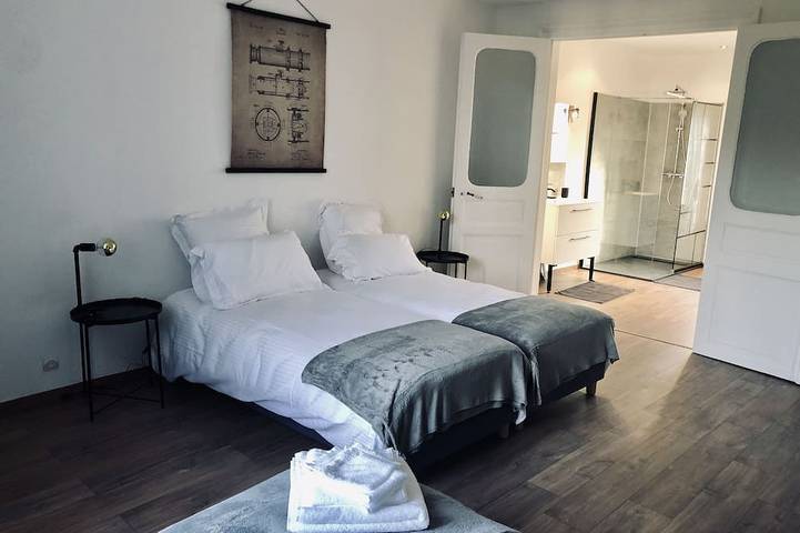 Location de vacances pour 8 personnes, avec terrasse ainsi que piscine et jardin à Vireux-Wallerand - 3