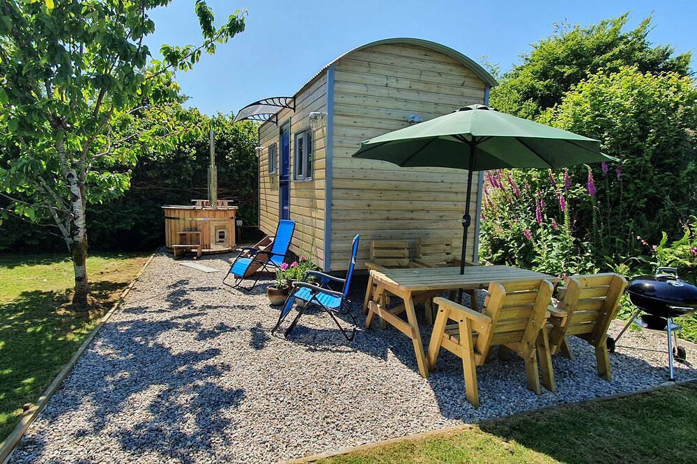 Luxury romantic shepherd's hut - hot tub and Aga in Cornwall