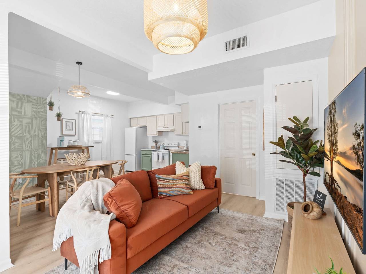 Super Boho- At Lake Toho s Water Sleeps 6 in Kissimmee, Osceola County