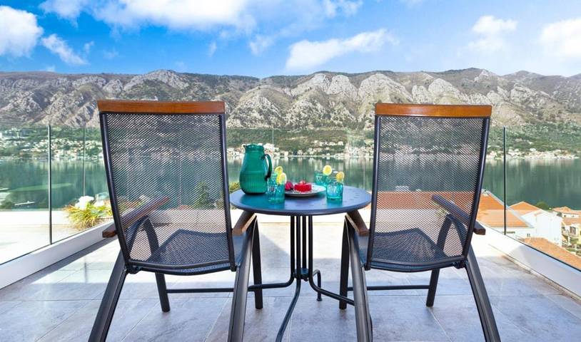 Ferienwohnung für 4 Personen, mit Balkon und Terrasse sowie Ausblick in Kotor