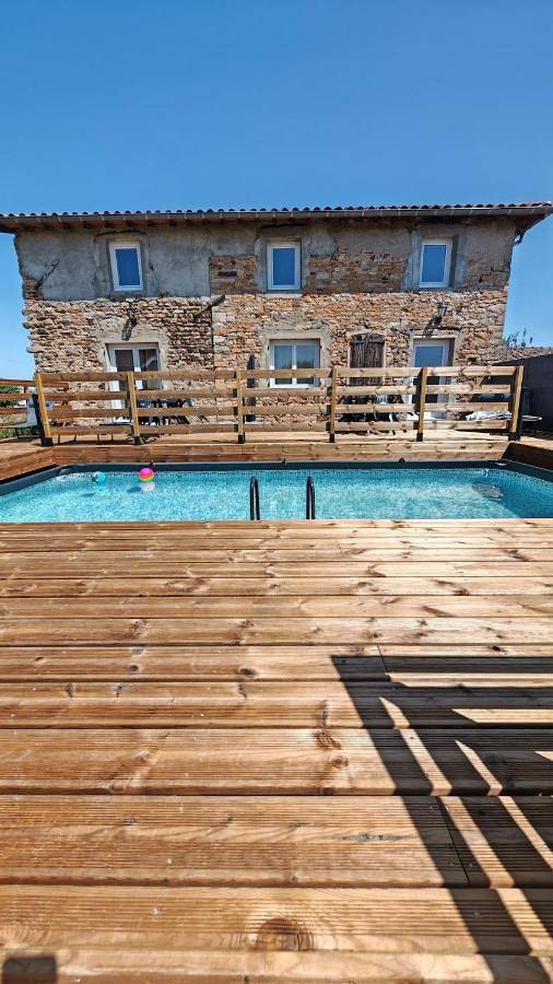 Gîte pour 8 personnes, avec Balcon et Terrasse ainsi que Jardin et Piscine à Crêches-sur-Saône