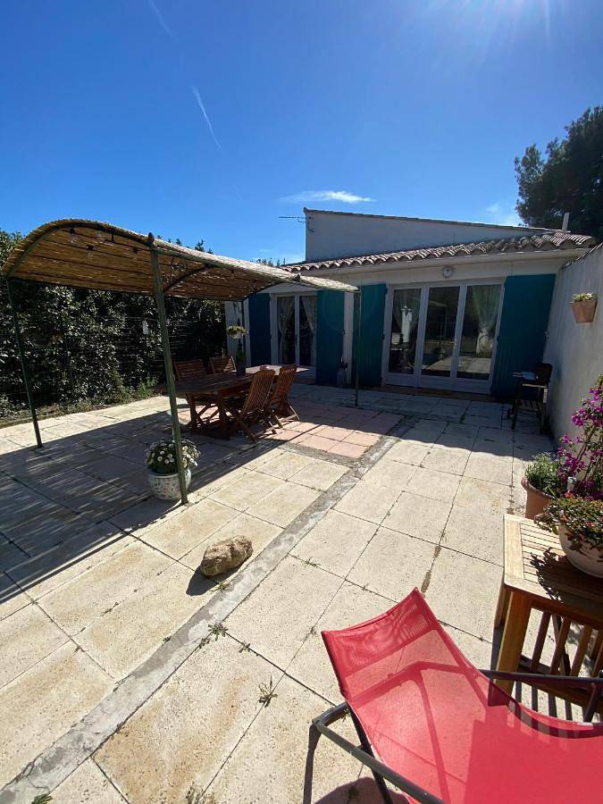 Location de vacances pour 6 personnes, avec jardin et piscine à Aureille