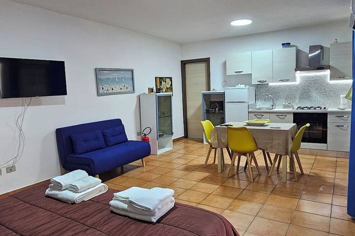 Appartement entier, Studio apartment with large garden. Fifty meters from the white beach of La Caletta. in La Caletta, Siniscola