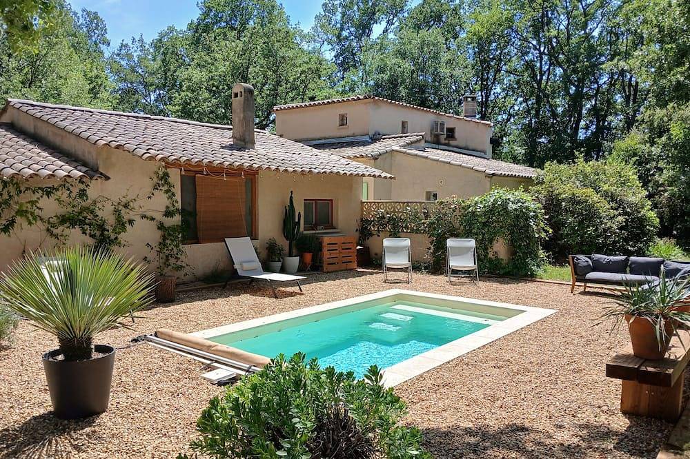 Character house, between Aix-en-Provence and the Lubéron in Saint-Cannat, Aix-en-Provence region