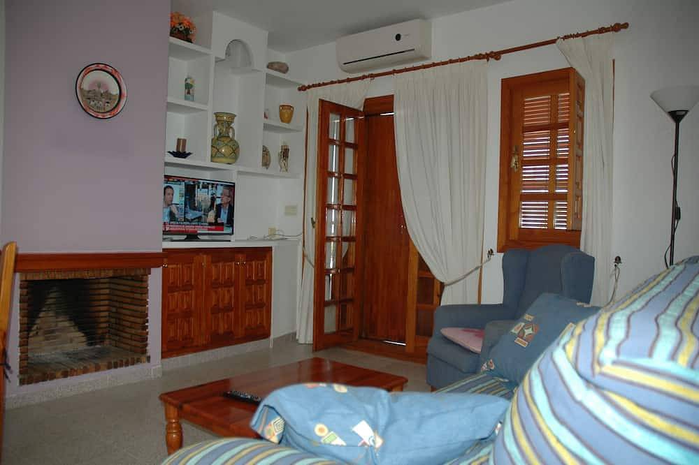 Cosy Bungalow with terrace overlooking swimming pool. in Torre de la Horadada, Pilar de la Horadada