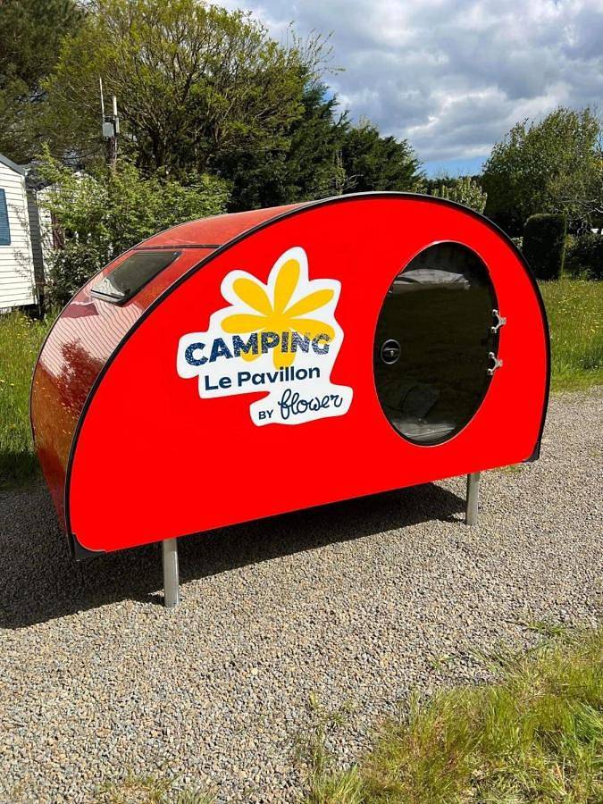 Camping pour 2 personnes, avec terrasse ainsi que bassin pour enfant et piscine