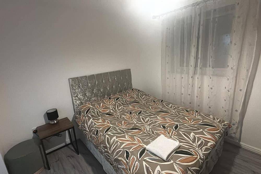 Entire apartment, Quiet Ground-Floor Apartment | Heathrow, Windsor & London at Your Doorstep in Slough, Berkshire