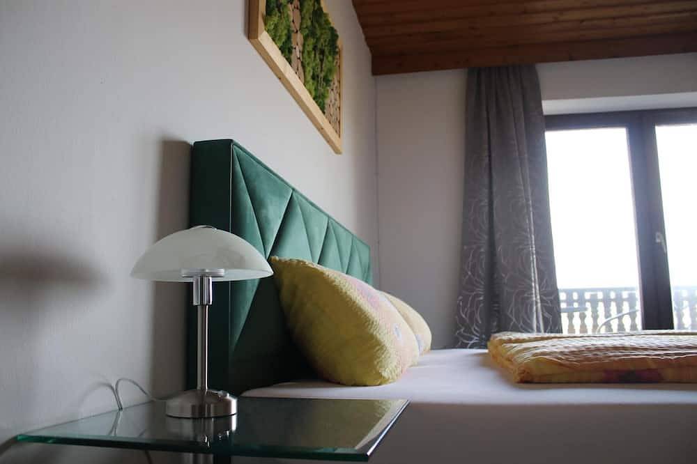 Apartamento inteiro, 1-room apartment (30 sqm) with west-facing balcony and free Wifi in Frauenau, Šumava Mountains