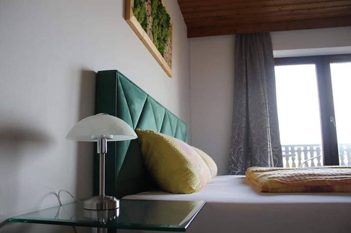 Apartamento inteiro, 1-room apartment (30 sqm) with west-facing balcony and free Wifi in Frauenau, Šumava Mountains