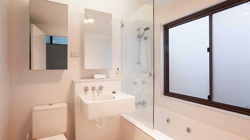 Holiday home for 7 people, with garden and balcony as well as pool in Port Stephens Council