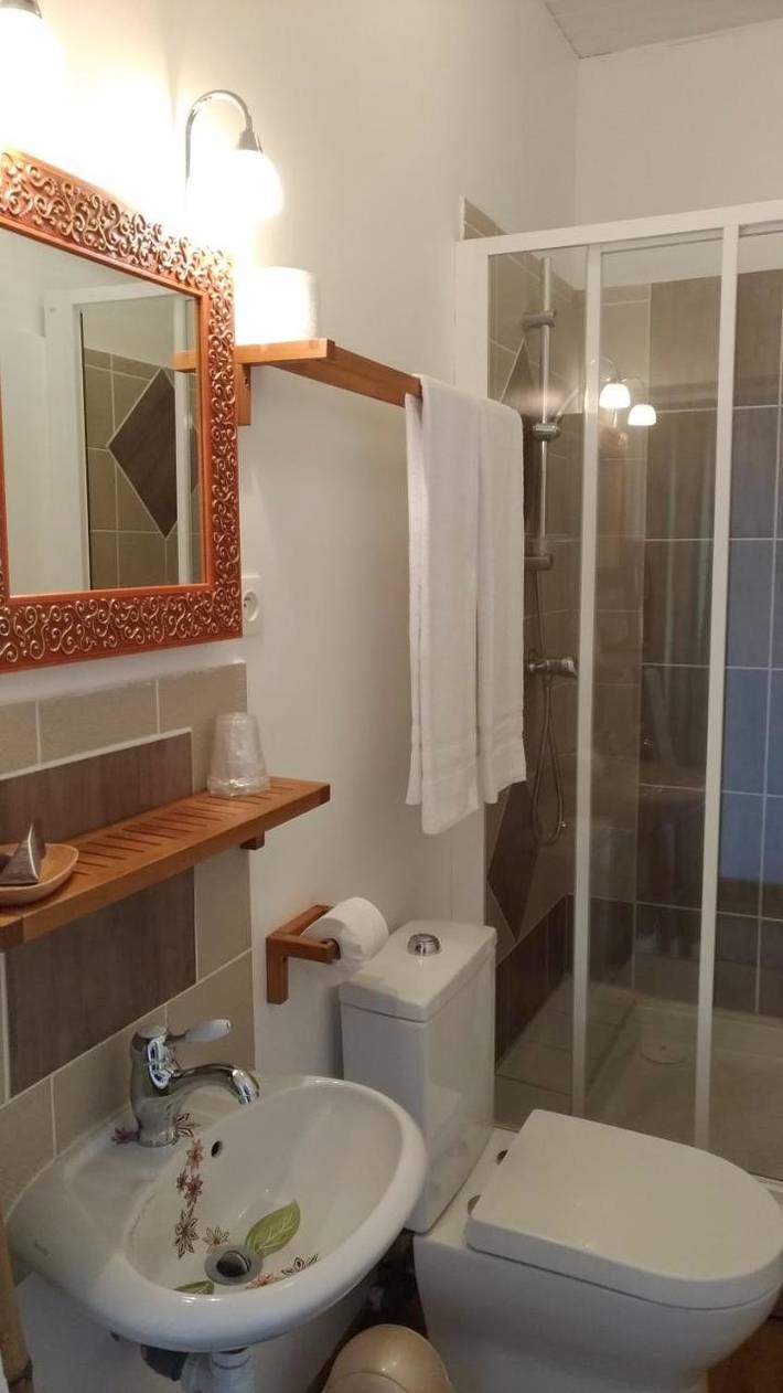 Hôtel pour 2 personnes, avec terrasse ainsi que jardin et vue dans Lac des Settons (Montsauche-les-Settons) - 2