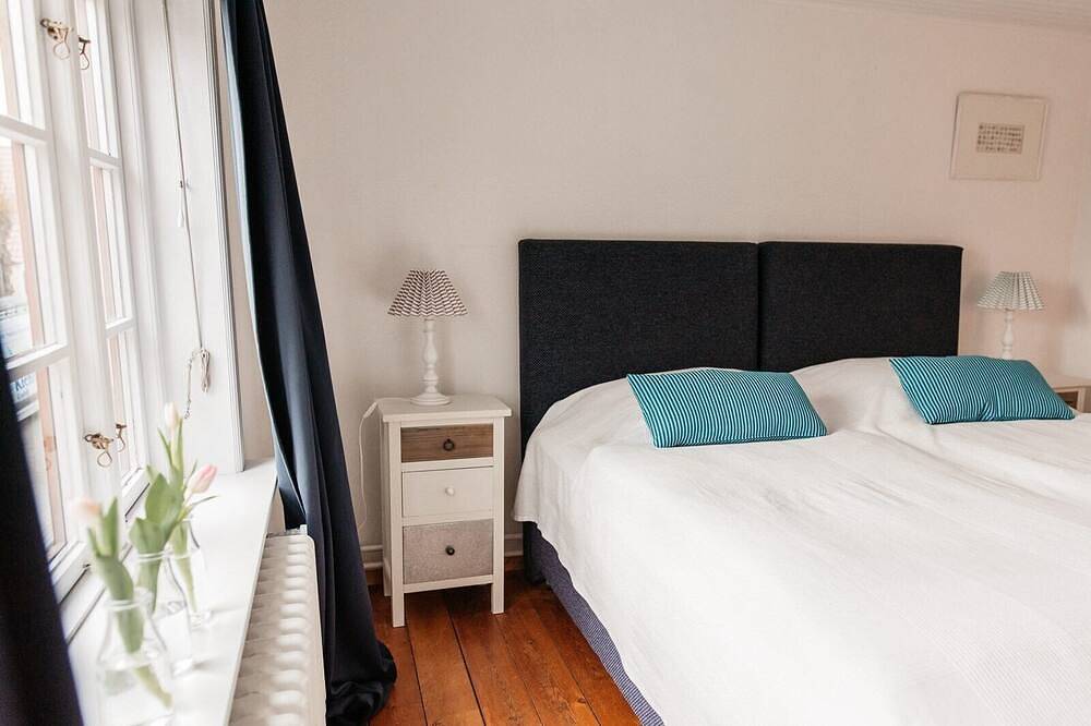 Schnuckeliges Ferienobjekt \"Altes Kapitänshaus\" in Arnis, der kleinsten Stadt Deutschlands, punktet nicht nur durch seine einmalige Lage auf dieser romantischen Halbinsel, sondern auch durch ein 1.000 qm großes Wassergrundstück mit eigenem Boot... in Arnis, Kappeln & Umgebung