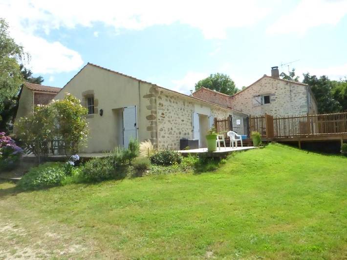 Location de vacances pour 6 personnes, avec piscine ainsi que vue et jardin à Le Poiré-sur-Vie - 3