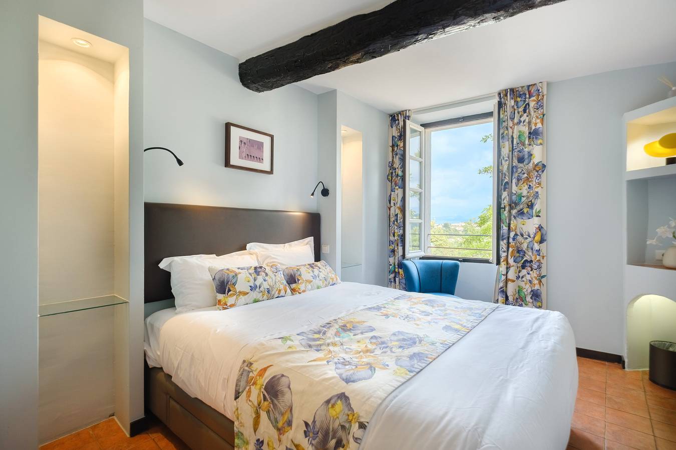 Entire apartment, Apartment 'Chambre Colibris - Le Grimaldi' with Mountain View, Wi-Fi and Air Conditioning in Cagnes-sur-Mer, Cannes region