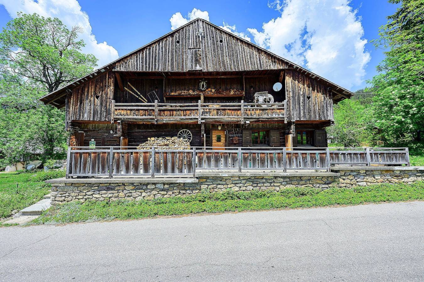 Chalet 'Le Planay' with Mountain View, Private Terrace and Wi-Fi in Notre-Dame-de-Bellecombe, Albertville region