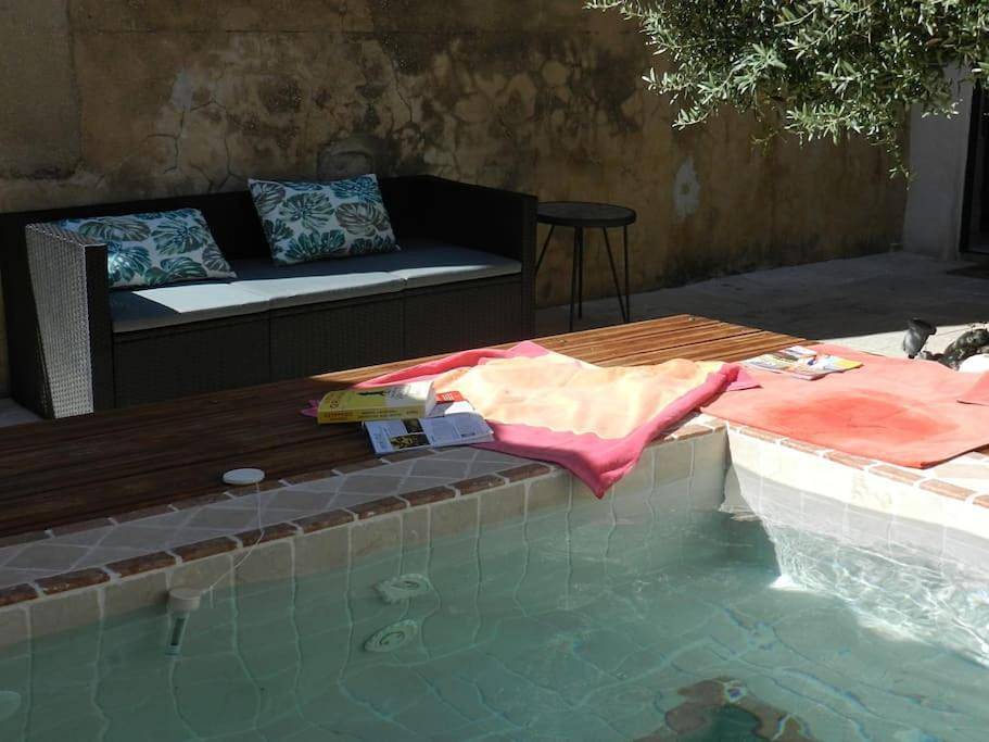Ganze Wohnung, Le Maset des Aires avec vue sur le Luberon et son jacuzzi extérieur disponible de juin à mi-septembre in Maubec, Regionaler Naturpark Luberon