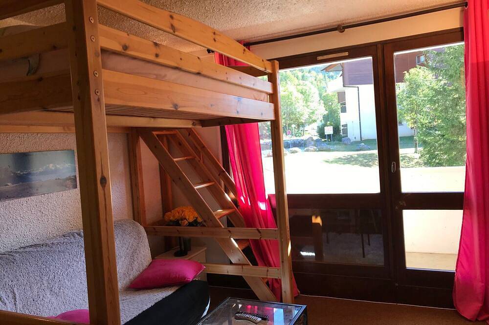 Entire apartment, Studio at the Foot of Corrençon-en-Vercors Slopes with Balcony in Corrençon-en-Vercors, Parc naturel régional du Vercors