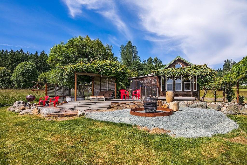 Romantische Hochzeitsreise auf dem Land mit Blick auf das Wasser und Whirlpool. Kleine hundefreundlich! in Olga, Orcas Island