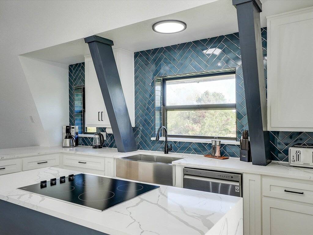 Modern Home - 1 Acre Lot w/ Pool, Patios, Jacuzzi in Denton, Denton County