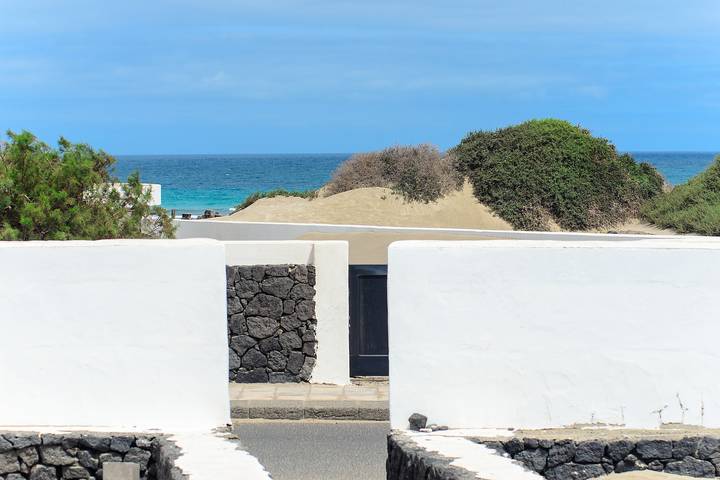 Casa de playa Famara en la orilla con piscina compartida, vistas al mar/montaña y Wi-Fi in Playa de Famara, Teguise