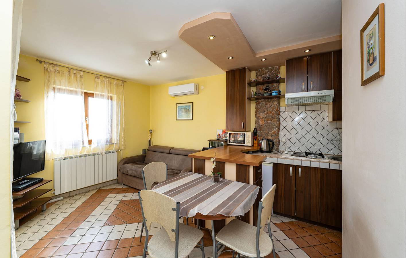 Appartement de vacances entier, Appartement confortable avec terrasse et vue sur la mer, à 2,5 km de la plage in Starigrad Paklenica, Starigrad