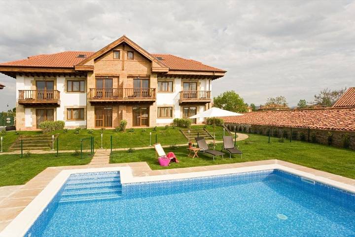 Location de vacances pour 3 personnes, avec Terrasse et Jardin ainsi que Piscine et Vue à Santillana del Mar