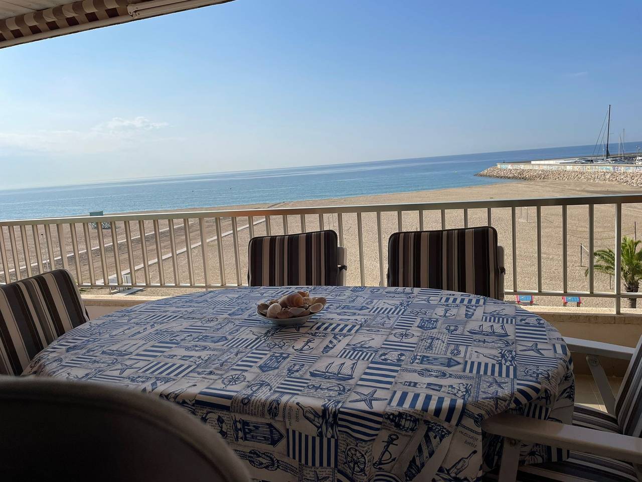 Ganze Wohnung, Ferienwohnung 'En Primera Línea De Mar' mit Meerblick, Gemeinschaftspool und Wlan in Roda de Berà, Costa Dorada