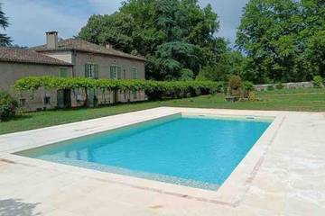 Location de vacances pour 10 personnes, avec piscine et jardin ainsi que vue et terrasse à Lombers