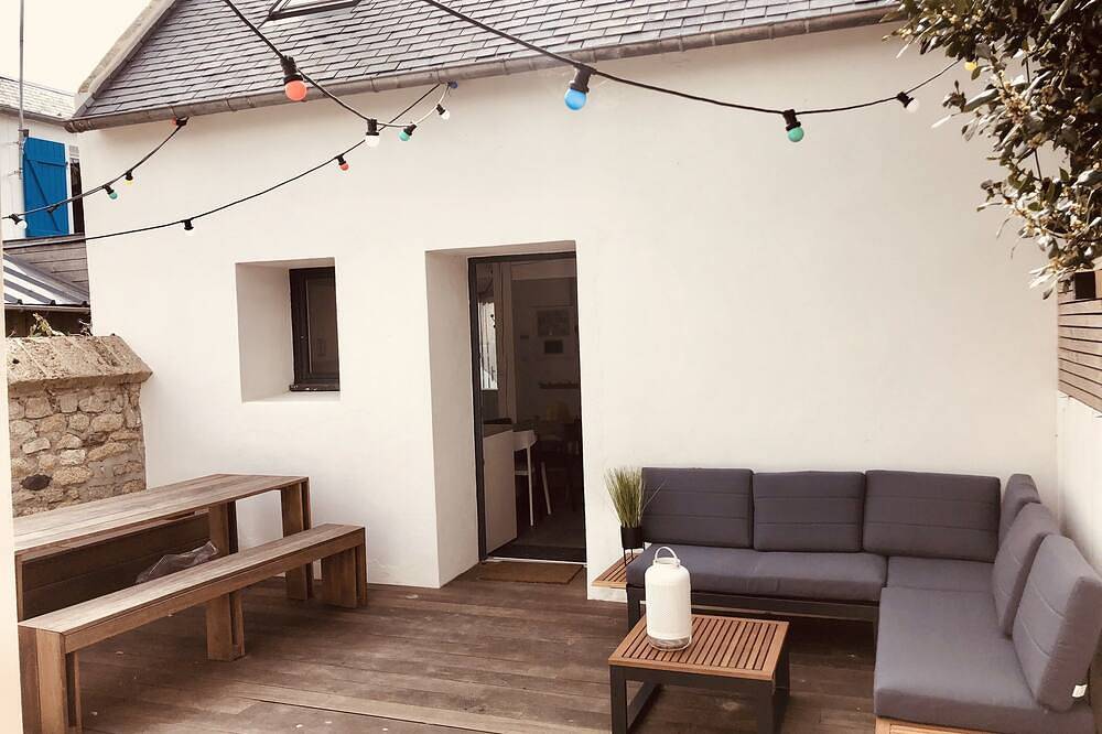 Small fisherman's cottage with terrace on the seafront in Île-Tudy, Quimper region