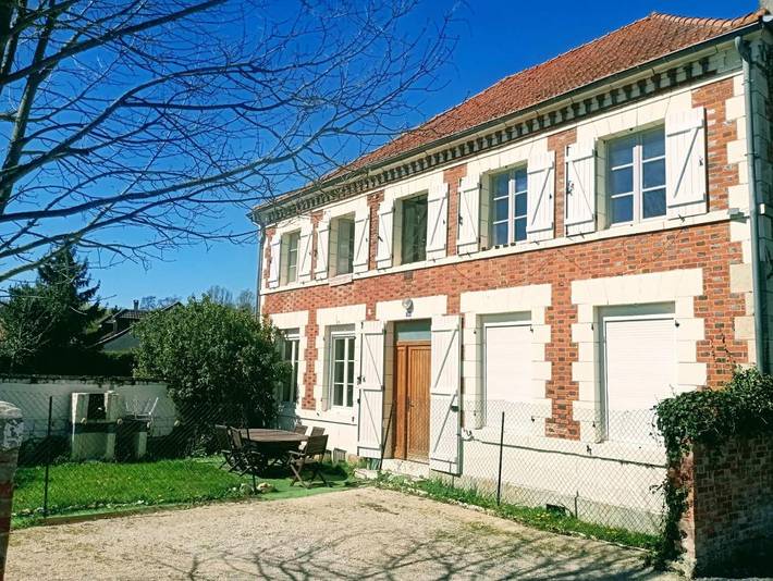 Location de vacances pour 18 personnes, avec Terrasse ainsi que Jacuzzi et Jardin dans Écury-sur-Coole