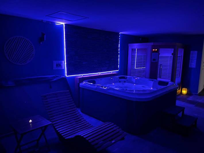 Gîte pour 2 personnes, avec terrasse ainsi que jacuzzi et sauna à Recquignies