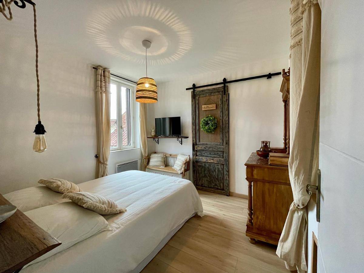 Two-Bedroom House in Le Lot, Saint-Cirq-Lapopie