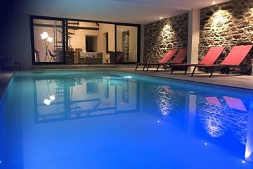 Gîte pour 12 personnes, avec jardin ainsi que jacuzzi et terrasse à Plouider