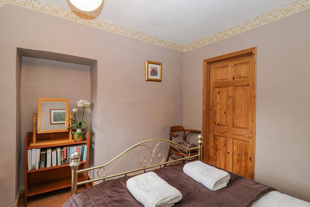 Field Cottage, pet friendly, with open fire in Shepton Mallet in Shepton Mallet, Somerset