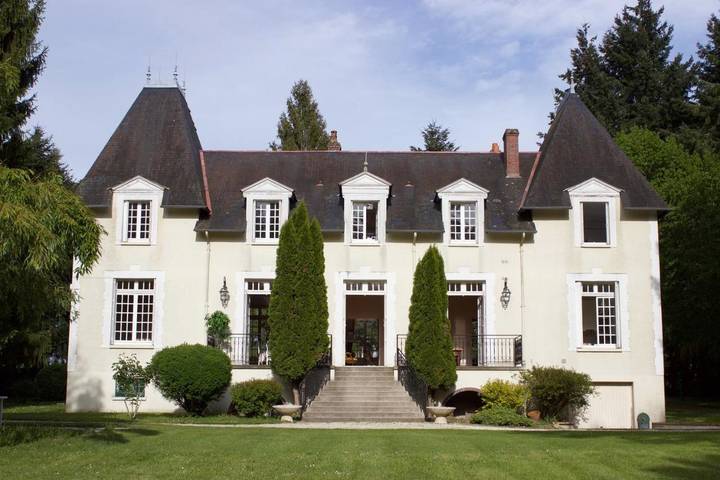 Location de vacances pour 12 personnes, avec vue et terrasse à Saint-Martin-des-Champs (Yonne)