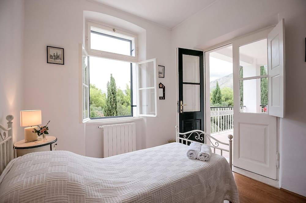 Safe Family Villa. Sea Views, Walled Garden, Pool Jacuzzi, Badminton Tabletennis in Cavtat, Cavtat (Dalmatia)