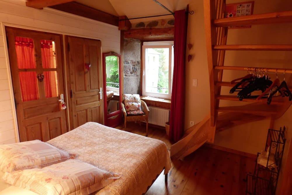 Former coaching inn dating from 1875 at 1150 m altitude, near Mont Mézenc in hamlet in Les Estables, Parc naturel régional des Monts d'Ardèche